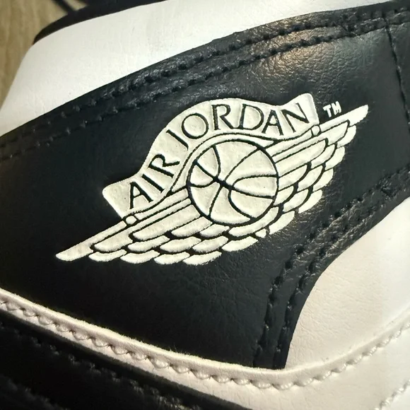 JORDAN- Black and White Jordan 1s - Picture 5 of 7